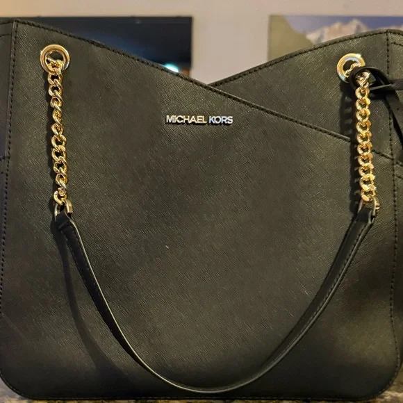 Michael Kors Black Shoulder Bag with Gold Chain - Picture 1 of 5
